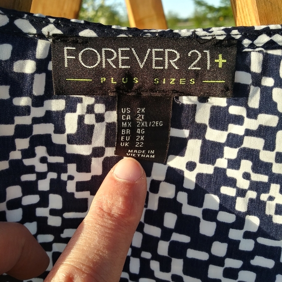 Forever 21 + Geometric Blouse - Picture 4 of 4